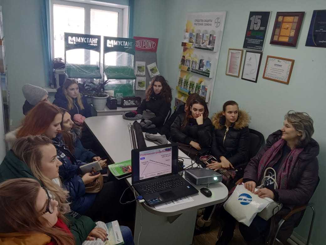 Специалист «Мустанг-Сибирь» рассказал студентам об особенностях кормления ремонтного молодняка.